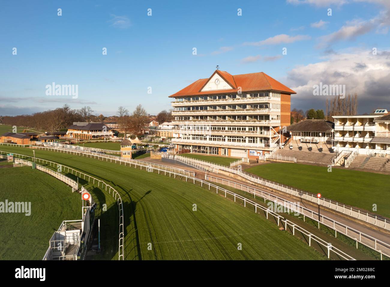 YORK RACECOURSE, GROSSBRITANNIEN - 3. DEZEMBER 2022. Panoramablick auf die York Racecourse mit Haupttribüne und Koppel am Poster oder der Ziellinie des Platzes Stockfoto