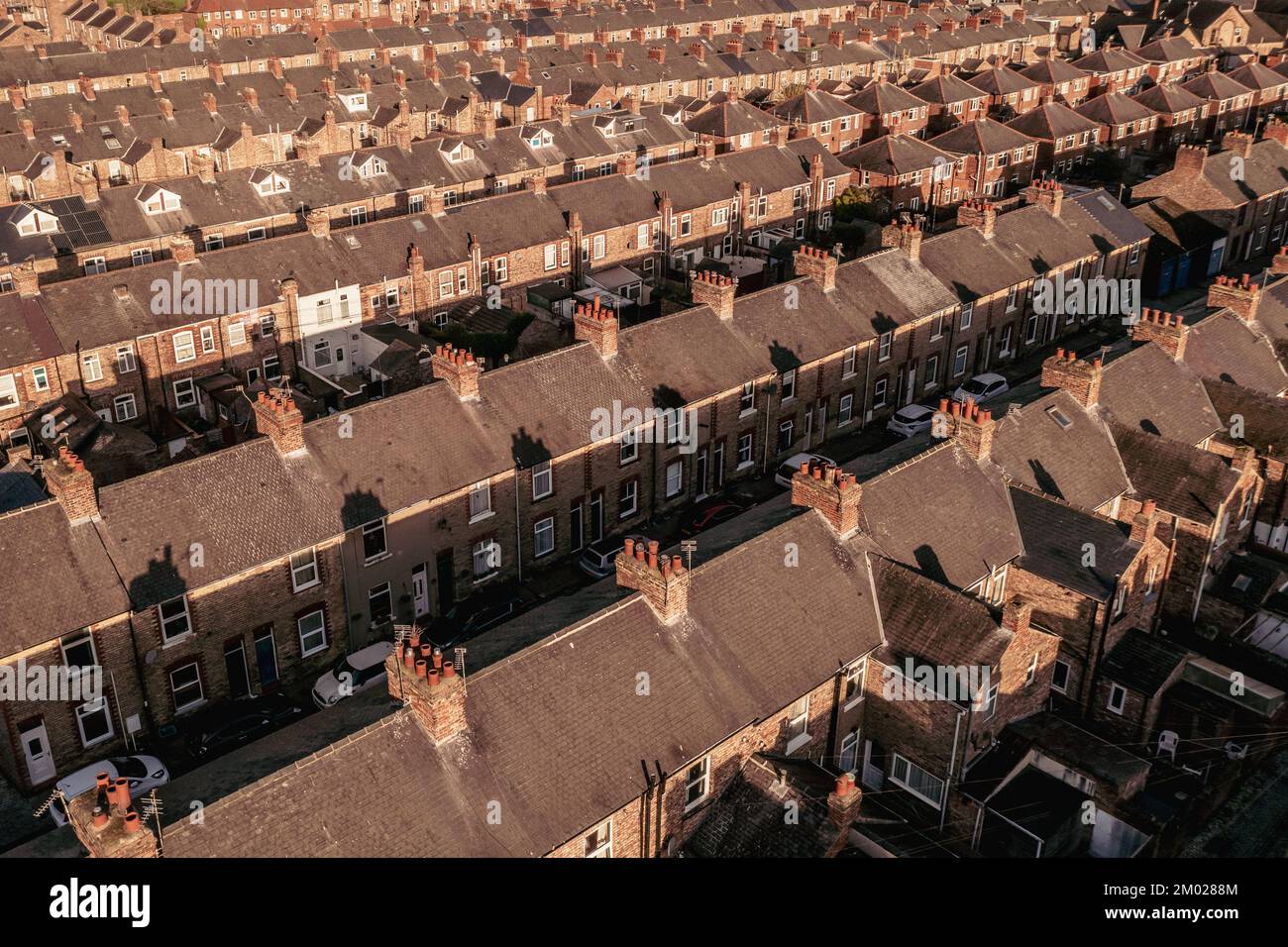 Aus der Vogelperspektive sehen Sie alte und heruntergekommene Terrassenhäuser in den Vororten einer großen britischen Stadt im Norden Englands Stockfoto