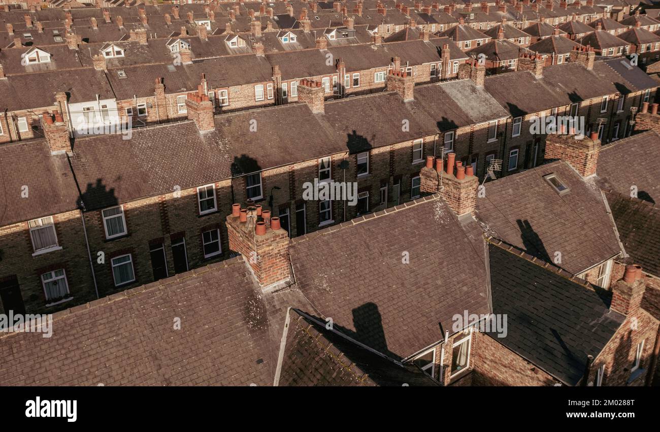 Aus der Vogelperspektive sehen Sie alte und verfallene Terrassenhäuser in den Hintergassen einer Vorstadt im Norden Großbritanniens während der britischen Regierung Stockfoto