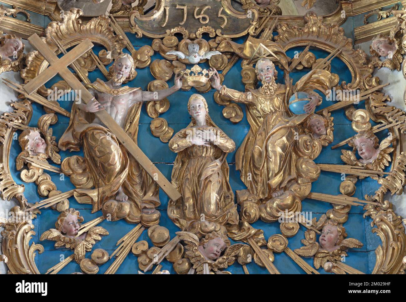 Morgex - das geschnitzte, barocke, polychrome Relief der Krönung der Jungfrau Maria auf dem Hauptaltar der Kirche Chiesa di Santa Maria Assunta. Stockfoto