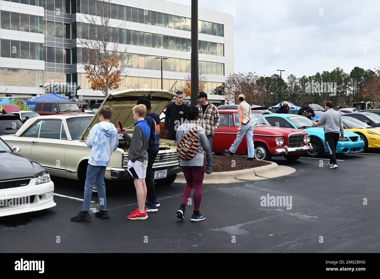 Durham, NC, USA, 3.. Dezember 2022, Autofans versammeln sich bei der monatlichen Cars and Coffee Veranstaltung, um exotische und klassische Autos zu sehen. Credit D Guest Smith / Alamy Live News Stockfoto