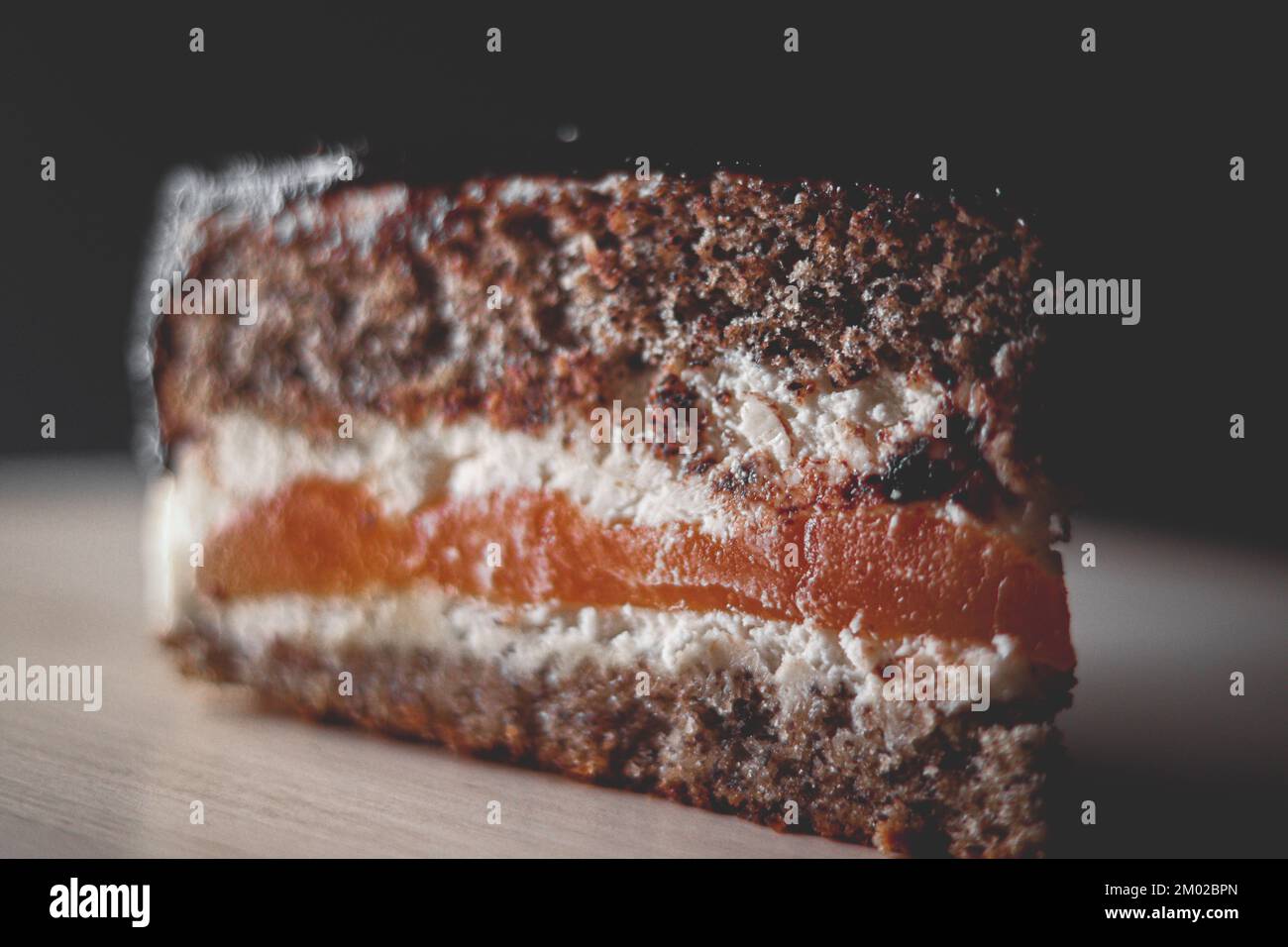 Dessert und süße Speisen, ein Stück Kuchen mit Sahne, Karamell und Schokolade als Rezeptidee für ein Weihnachtsgeschenk Stockfoto