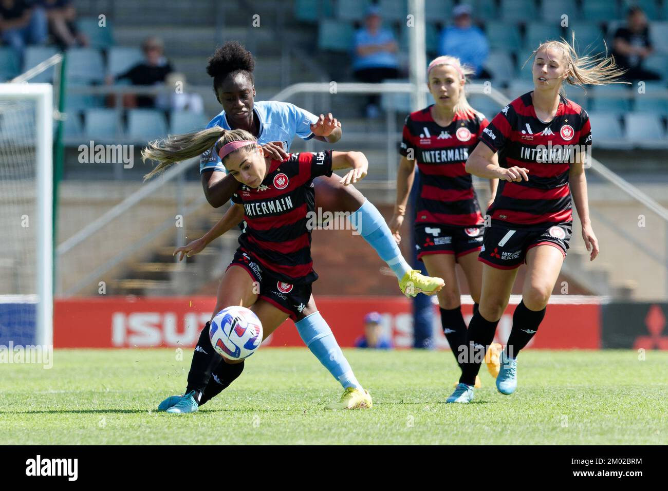 Sydney, Australien. 03.. Dezember 2022. Melissa Caceres von The Wanderers blockiert Prinzessin Ibini-ISEI vom Sydney FC während des Spiels zwischen Wanderers und dem Sydney FC im Marconi Stadium am 3. Dezember 2022 in Sydney, Australien. Gutschrift: IOIO IMAGES/Alamy Live News Stockfoto