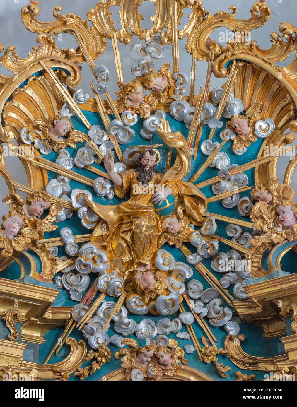 MORGEX, ITALIEN - 14. JULI 2018: Das geschnitzte, barocke, polychrome Relief Gottes des Schöpfers auf dem Hauptaltar der Kirche Chiesa di Santa Maria Assunta Stockfoto