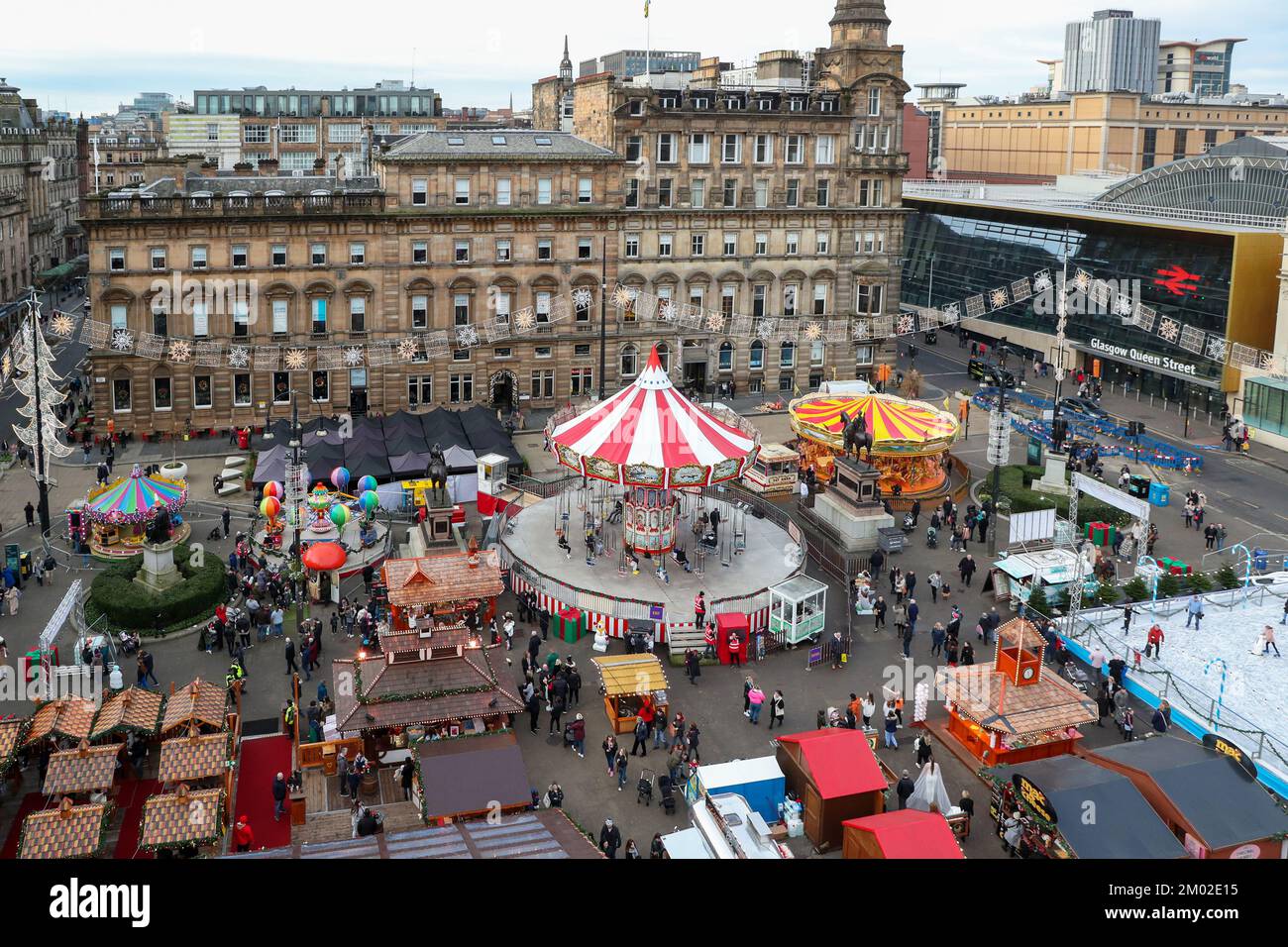 Glasgow, Großbritannien. 03.. November 2022. Glasgow hat nur noch 3 Wochen bis Weihnachten und bereitet sich auf die festliche Jahreszeit vor. Der Messegelände und die Eislaufbahn am George Square, dem internationalen Lebensmittelmarkt am St. Enoch Square und der Buchanan Street, auch bekannt als Glasgow's Style Mile, sind mit Weihnachtseinkäufern beschäftigt. Kredit: Findlay/Alamy Live News Stockfoto