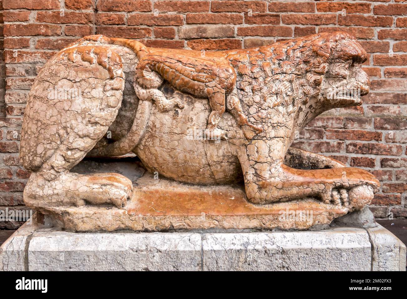 Löwenskulptur in der Nähe des Hauptportals der Kathedrale, Ferrara, Stockfoto