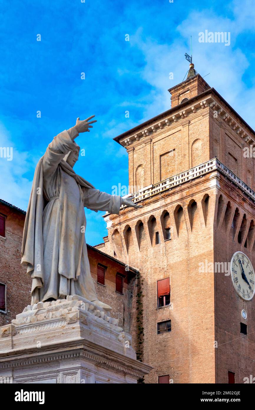 Das Denkmal für Girolamo Savonarola vor dem Castello d'Este, Ferrara, Italien Stockfoto