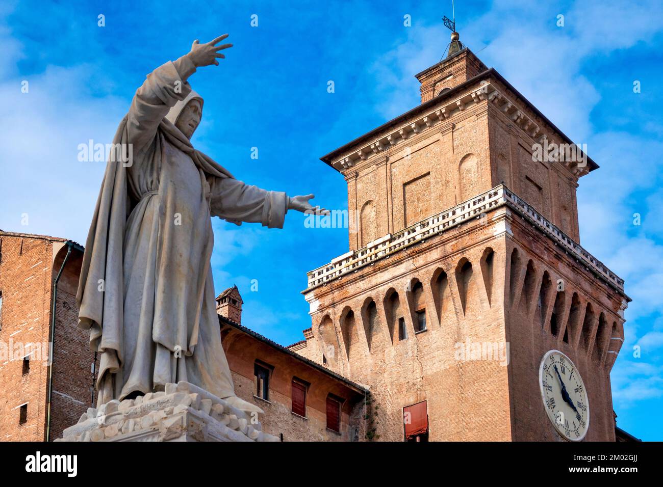 Das Denkmal für Girolamo Savonarola vor dem Castello d'Este, Ferrara, Italien Stockfoto