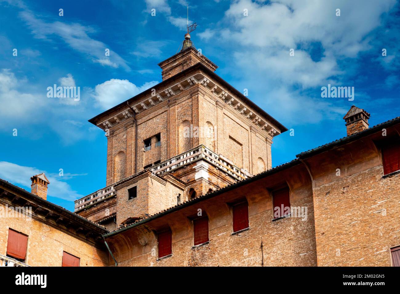 Blick auf einen der Türme von Castello Estense, Ferrara, Italien Stockfoto