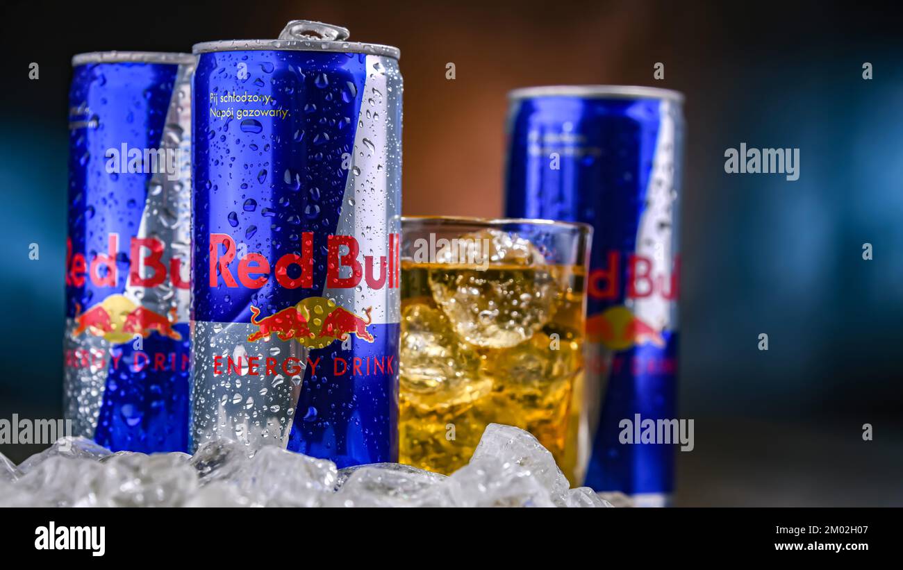 POZNAN, POL - 25. NOVEMBER 2022: Dosen von Red Bull, einem Energy Drink, der von Red Bull GmbH, einem österreichischen Unternehmen, das 1987 gegründet wurde, verkauft wird Stockfoto