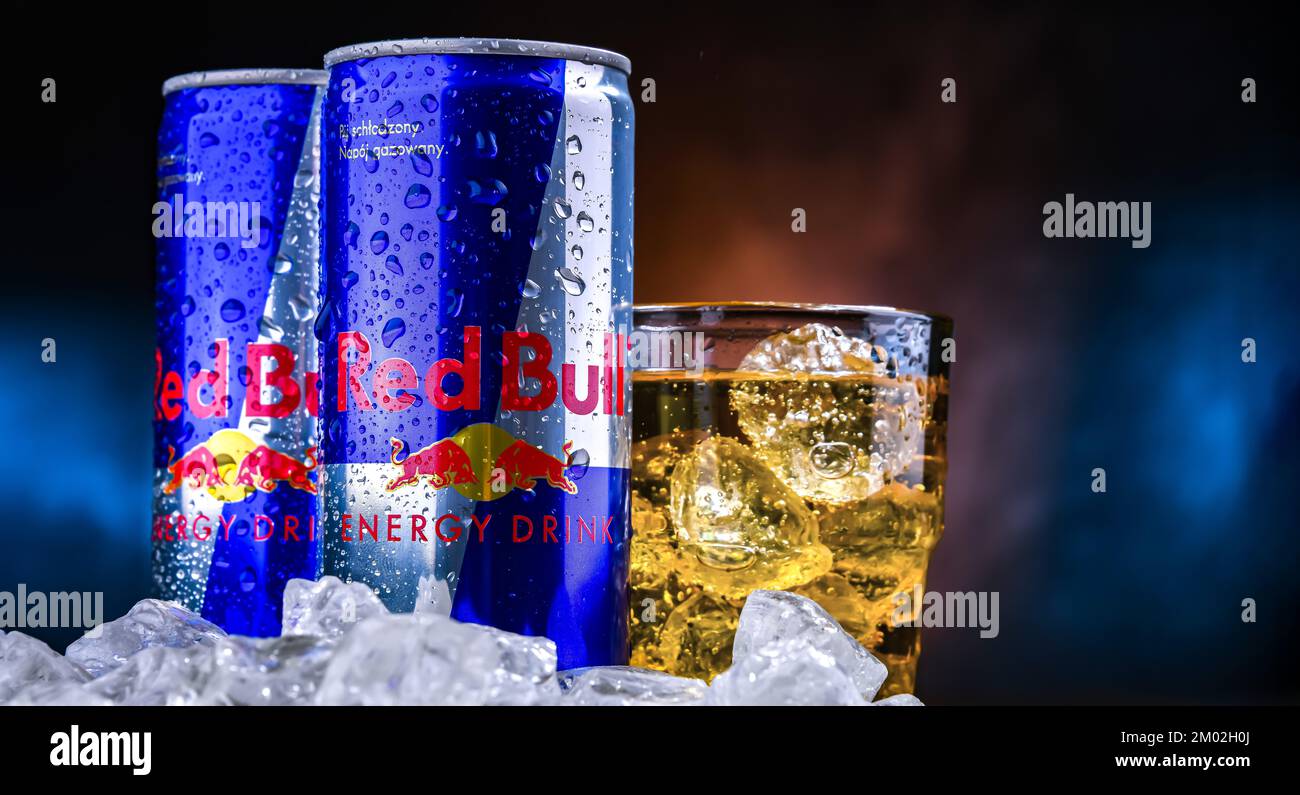POZNAN, POL - 25. NOVEMBER 2022: Dosen von Red Bull, einem Energy Drink, der von Red Bull GmbH, einem österreichischen Unternehmen, das 1987 gegründet wurde, verkauft wird Stockfoto