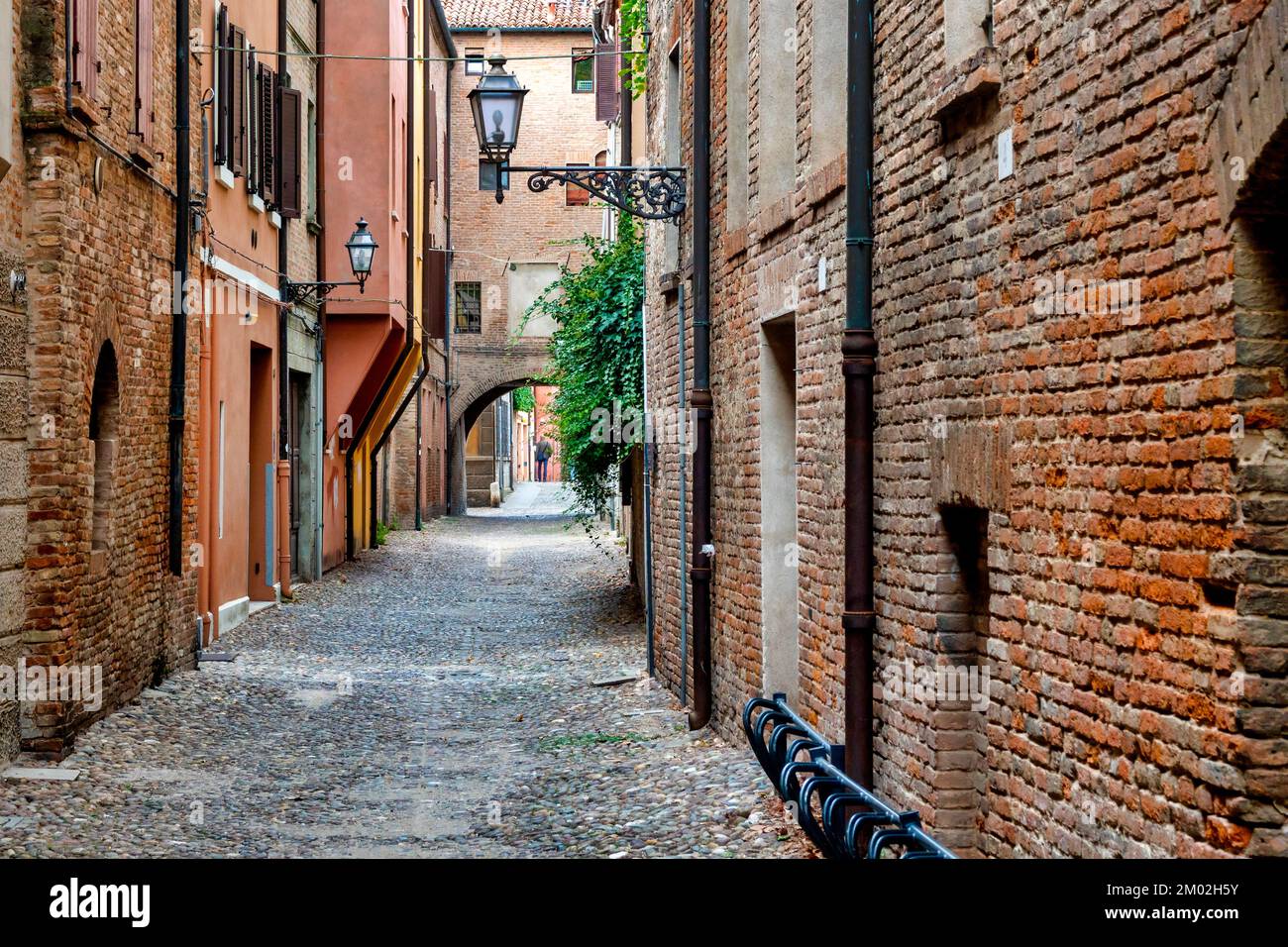 Kopfsteinpflasterstraße im historischen Zentrum von Ferrara, Italien Stockfoto