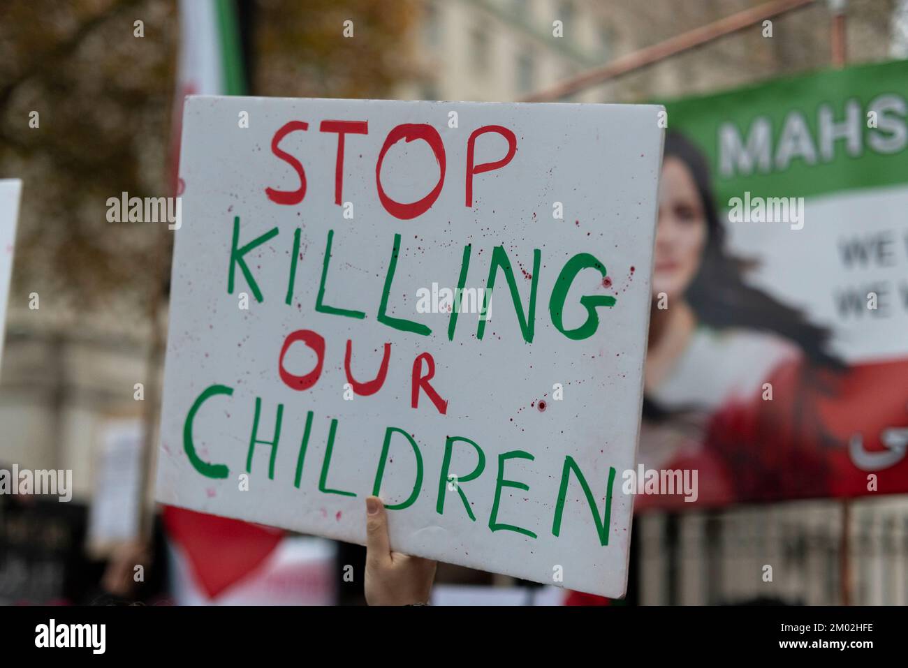 Westminster, London, Großbritannien. 3.. Dezember 2022. Demonstranten haben sich am Trafalgar Square und gegenüber der Downing Street in Whitehall versammelt, um gegen die Handlungen des iranischen Regimes zu protestieren. Das Ziel, die als iranische Frauenrevolution bezeichnete extremistische islamische Regierung des Iran durch eine demokratische Regierung zu ersetzen, ist es. Hör auf, unsere Kinder zu töten Stockfoto