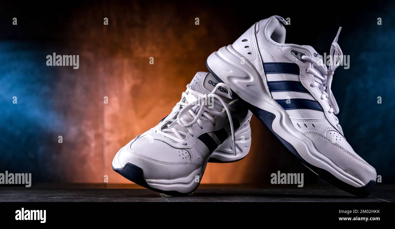 POZNAN, POL - 13. Okt. 2022: Ein Paar Adidas Sportschuhe, die Marke des größten Sportswear-Herstellers in Europa und der zweitgrößte im wo Stockfoto