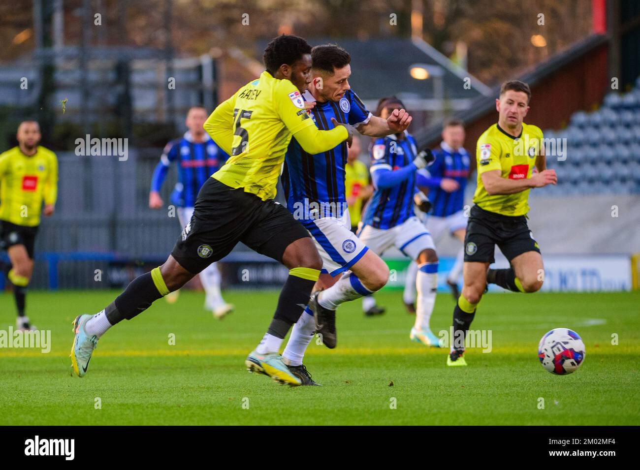 Rochdale, Großbritannien. 3.. Dezember 2022 Jaheim Headley vom FC Harrogate Town tritt gegen Ian Henderson vom AFC Rochdale an, um ihn beim Sky Bet League 2-Spiel zwischen Rochdale und Harrogate Town in der Crown Oil Arena, Rochdale, am Samstag, den 3.. Dezember 2022 zu Fall zu bringen. (Kredit: Ian Charles | MI News) Kredit: MI News & Sport /Alamy Live News Stockfoto