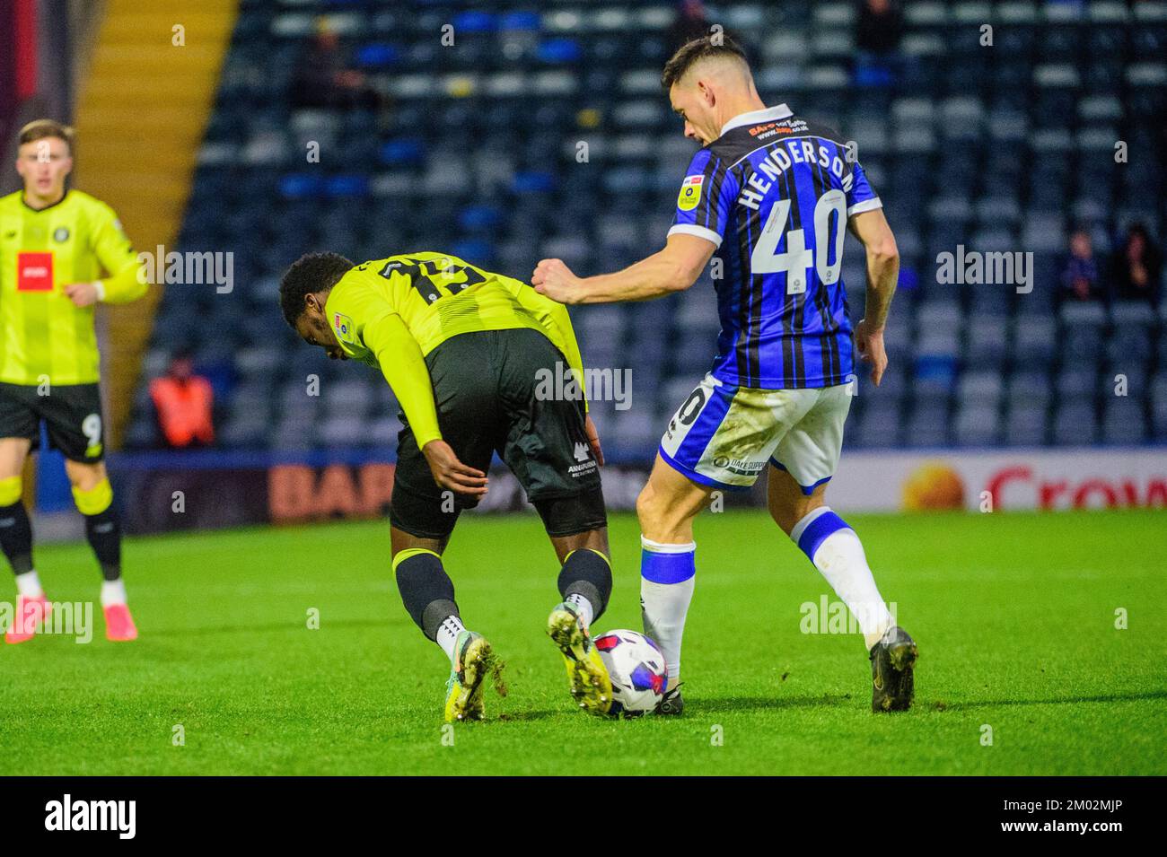 Rochdale, Großbritannien. 3.. Dezember 2022 Ian Henderson vom AFC Rochdale tritt am Samstag, den 3.. Dezember 2022, beim Sky Bet League 2-Spiel zwischen Rochdale und Harrogate Town in der Crown Oil Arena in Rochdale gegen Jaheim Headley des FC Harrogate Town an. (Kredit: Ian Charles | MI News) Kredit: MI News & Sport /Alamy Live News Stockfoto