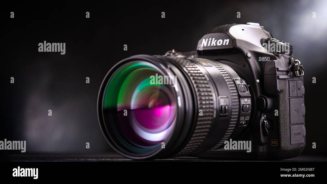 POZNAN, POL - 12. NOV 2021: Nikon D850, eine Marke der Nikon Corporation, einem Unternehmen mit Hauptsitz in Tokio, Japan, das sich auf Optik und Bildgebungs-Produkte spezialisiert hat Stockfoto