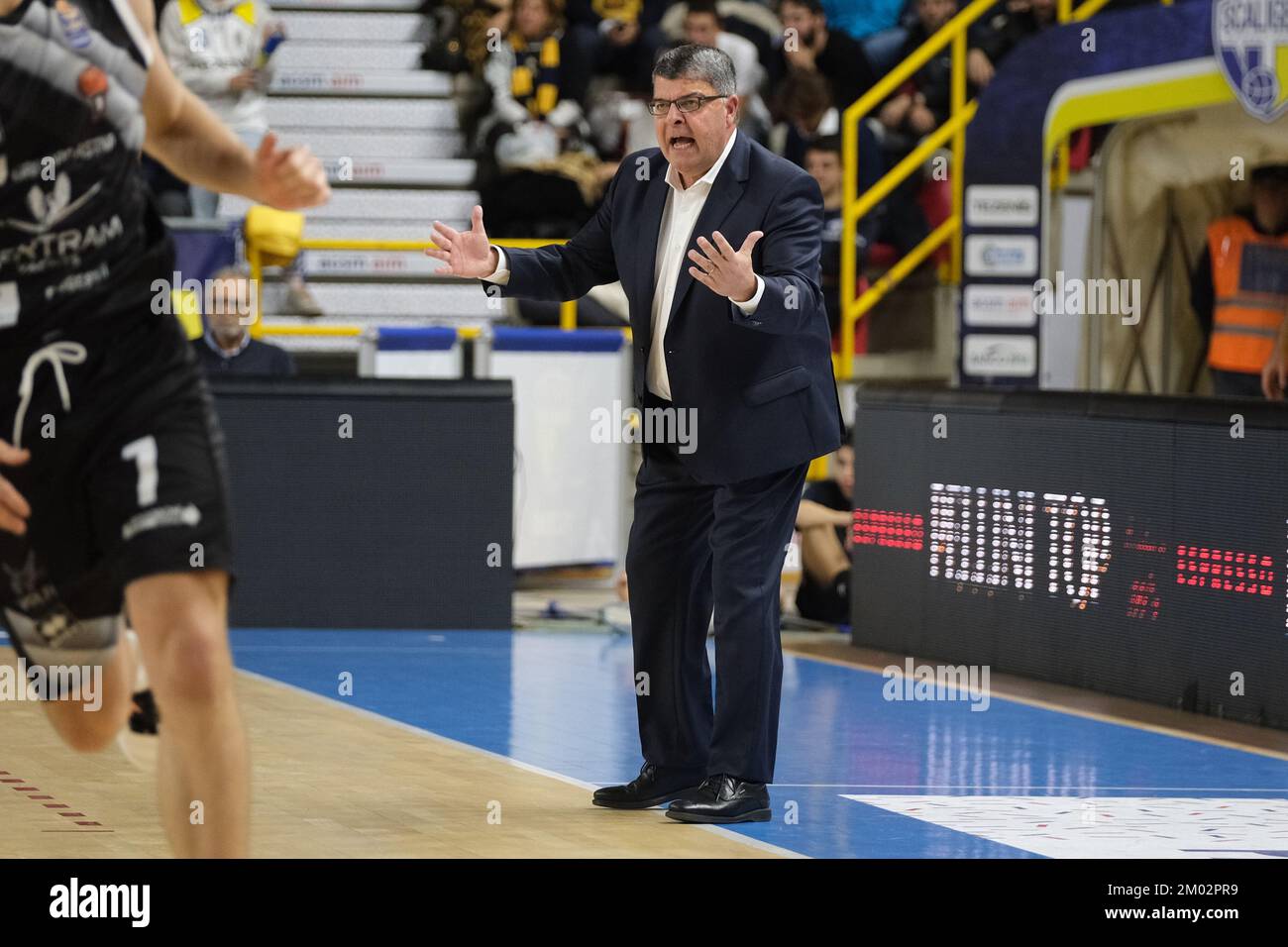 Pala AGSM-AIM, Verona, Italien, 03. Dezember 2022, Alessandro Ramagli - Cheftrainer von Tezenis Verona während Tezenis Verona vs Bertram Yachts Derthona Tortona - Italienischer Basketball A-Serie Championship Stockfoto