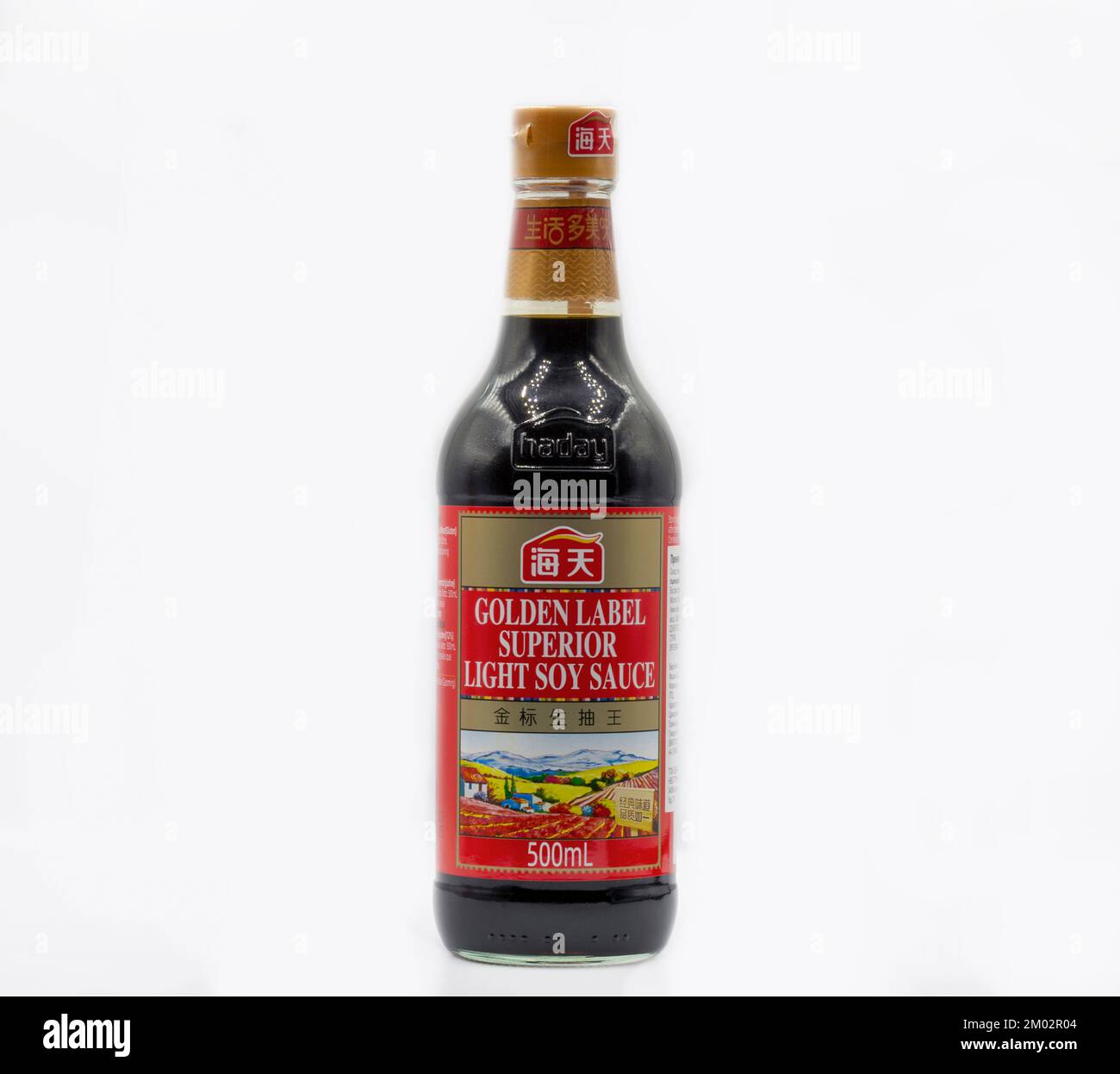 Kiew, Ukraine - 12. September 2021: Studioaufnahme der Flasche Haday Golden Label Superior Light Soy Souce auf weißem Hintergrund. Stockfoto