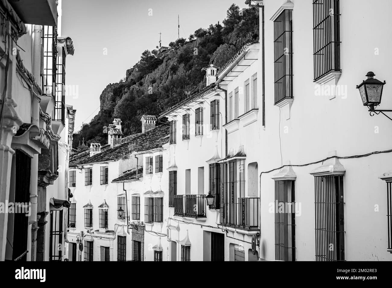 Weiße und alte Häuser in einem Bergdorf in Südspanien in Andalusien, Grazalema. Stockfoto