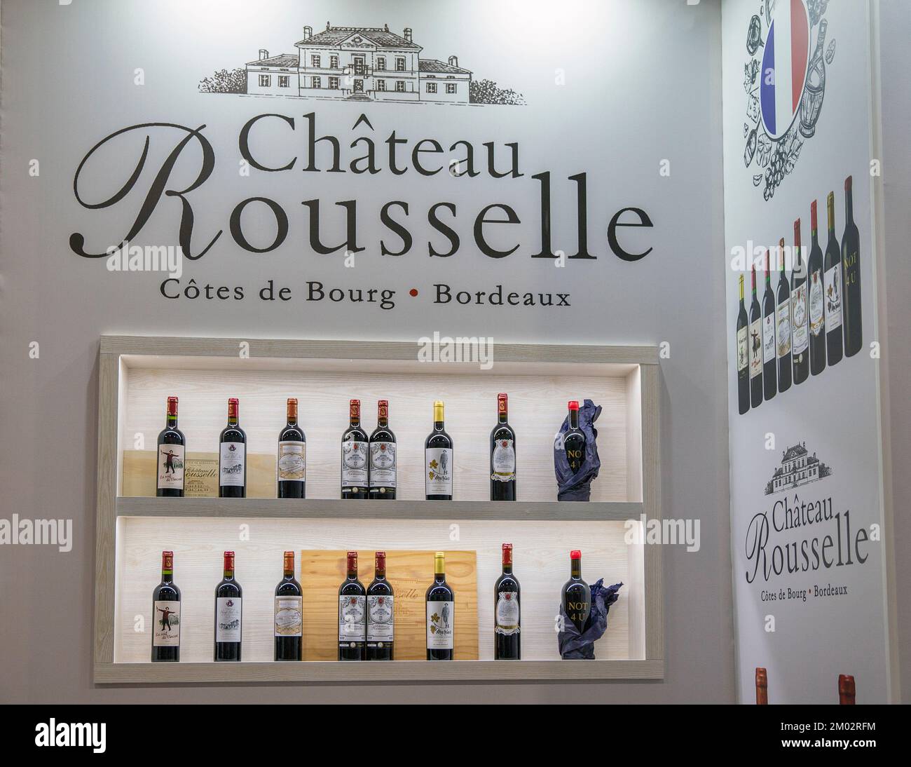 Kiew, Ukraine - 02. November 2021: Chateau Rousselle Bordeaux Weinkellerei Stand auf der Wein- und Spirituosenausstellung, Hauptereignis für Wein- und Spirituosenmarkt in E Stockfoto