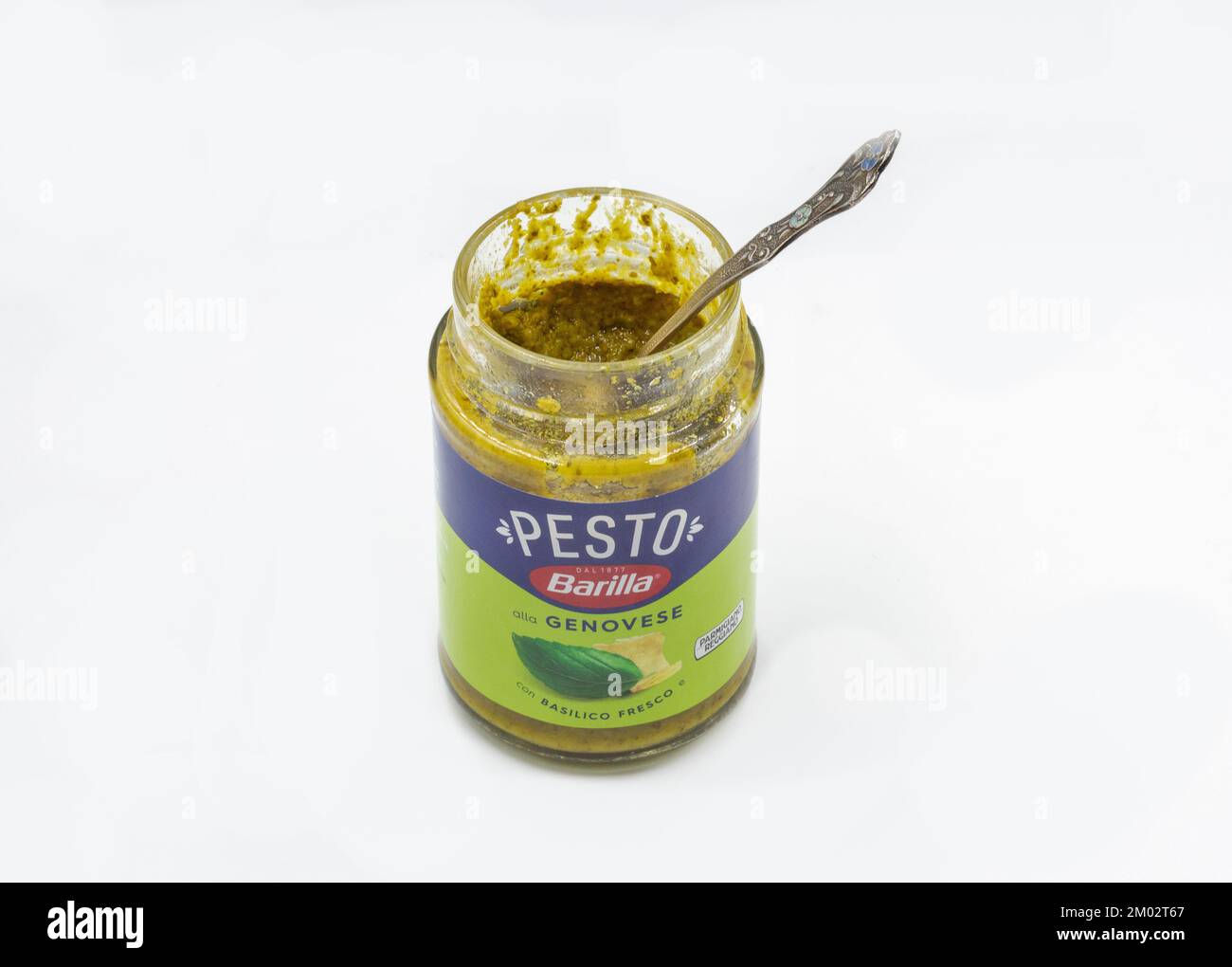Kiew, Ukraine - 24. September 2022: Barilla Pesto Alla Genovese öffnete das Glas mit Löffelverschluss auf weiß. Stockfoto