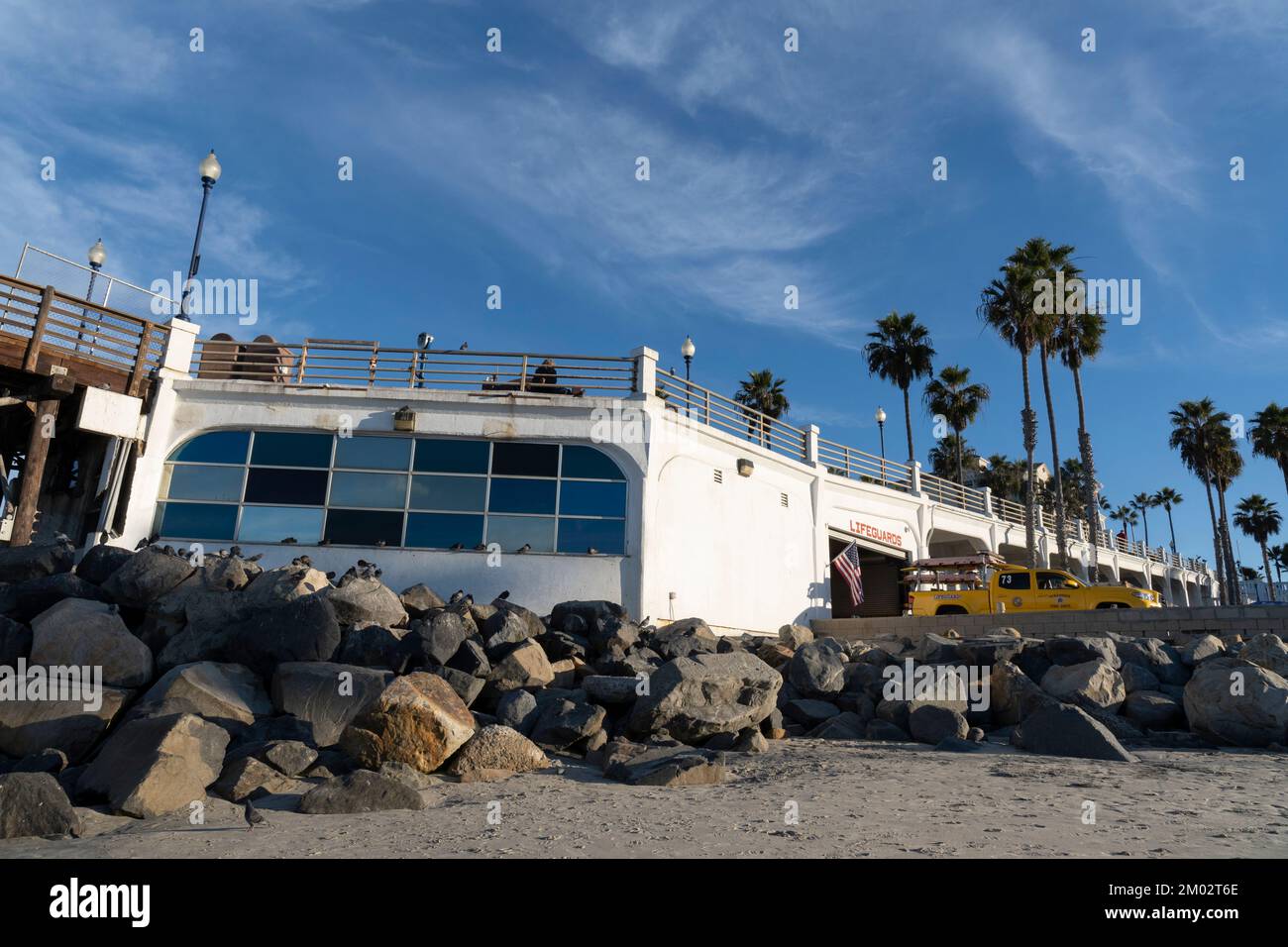 Die Sonne geht über dem Hauptquartier der Rettungsschwimmer am Oceanside Municipal Pier in Oceanside, Kalifornien, auf. Stockfoto