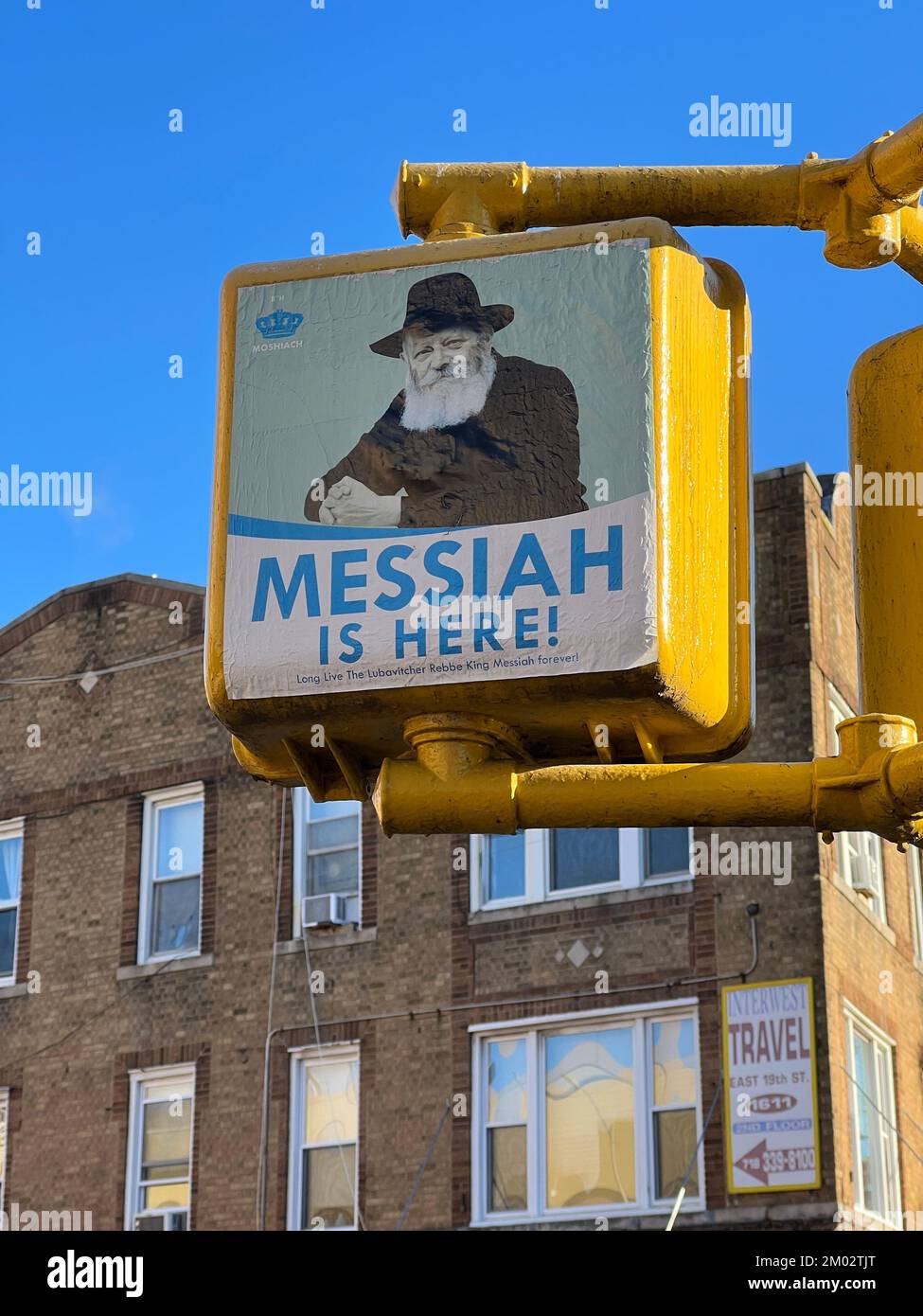 Bild von Rabbi Schneerson, an einer Ampel auf dem Kings Highway in Brooklyn. Viele in der Chabad-Gemeinde glauben, dass Rabbi Menachem Mendel Schneerson, der verstorbene siebte Rebbe der Chabad-Lubavitch-Dynastie, der jüdische messias ist. Stockfoto