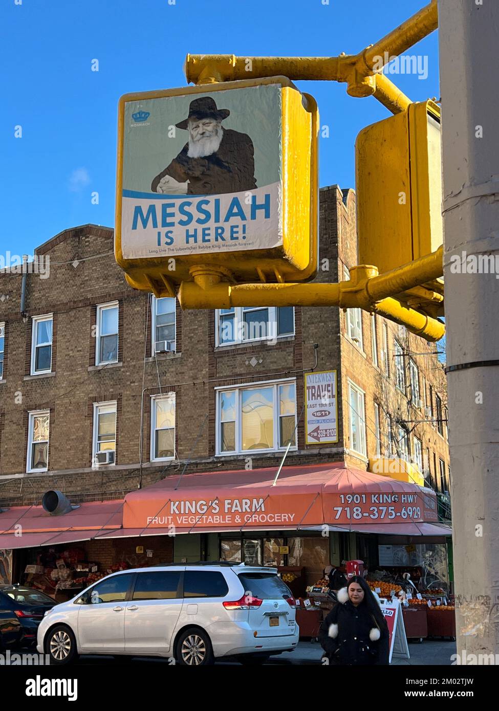 Bild von Rabbi Schneerson, an einer Ampel auf dem Kings Highway in Brooklyn. Viele in der Chabad-Gemeinde glauben, dass Rabbi Menachem Mendel Schneerson, der verstorbene siebte Rebbe der Chabad-Lubavitch-Dynastie, der jüdische messias ist. Stockfoto