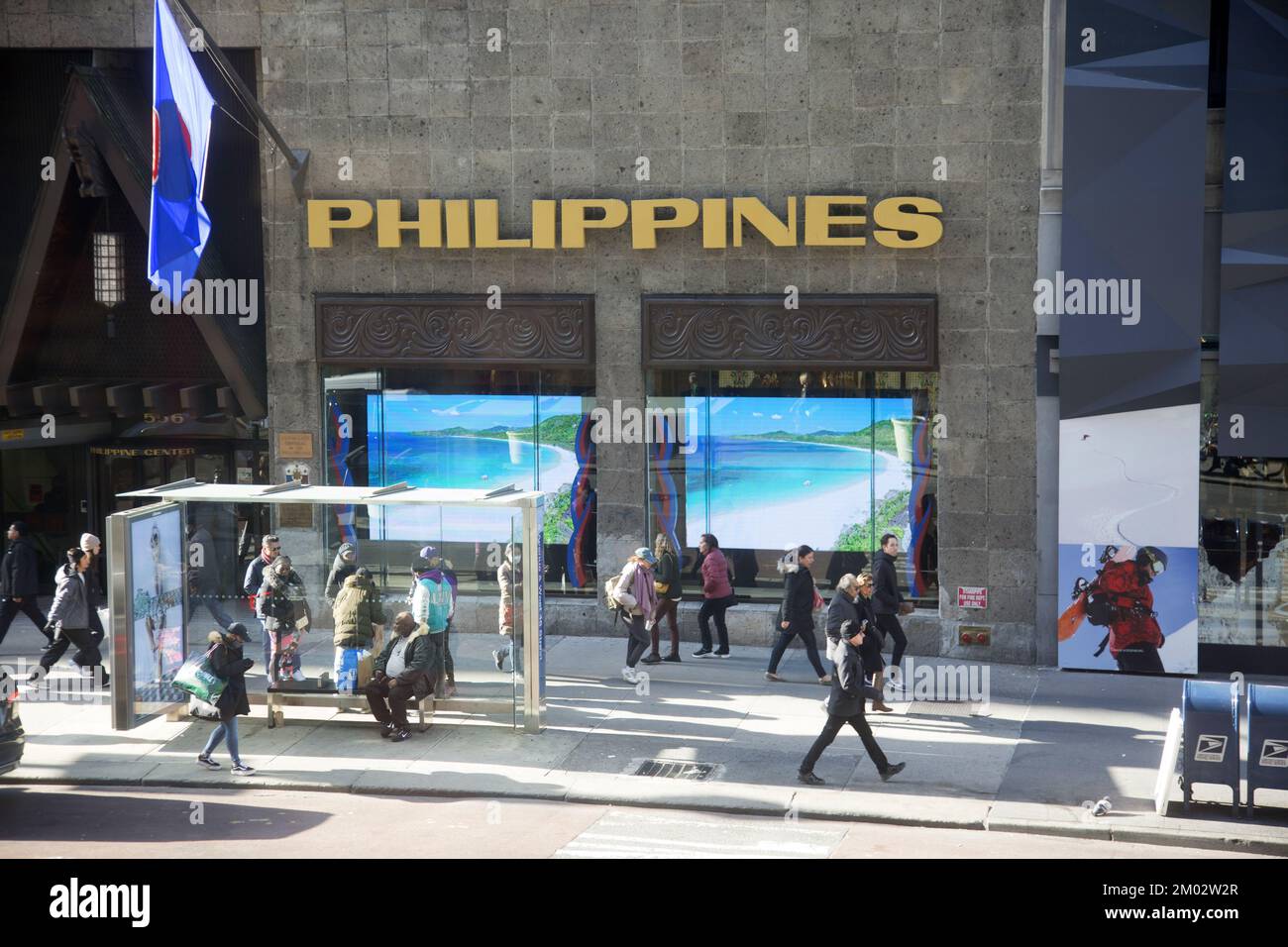 Fußgänger laufen entlang der 5. Avenue am Philippine Center in New York City vorbei. Stockfoto