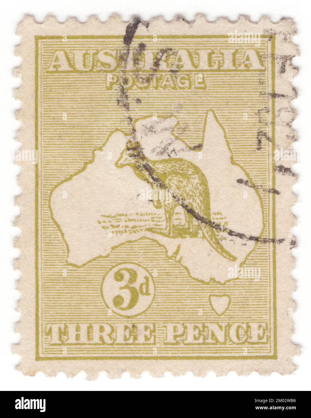 AUSTRALIEN — 1913: An 3 pences olive-bister Porto stamp mit Känguru und Karte von Australien. Australien ist der älteste, flachste und trockenste bewohnte Kontinent mit den am wenigsten fruchtbaren Böden. Es ist ein megaweites Land und seine Größe verleiht ihm eine große Vielfalt an Landschaften und Klimabedingungen, mit Wüsten im Zentrum, tropischen Regenwäldern im Nordosten und Bergketten im Südosten. Das Känguru ist ein bekanntes Symbol Australiens. Erste Ausgabe von australischen Briefmarken. Das Känguru und die ewu sind auf dem australischen Wappen zu sehen Stockfoto