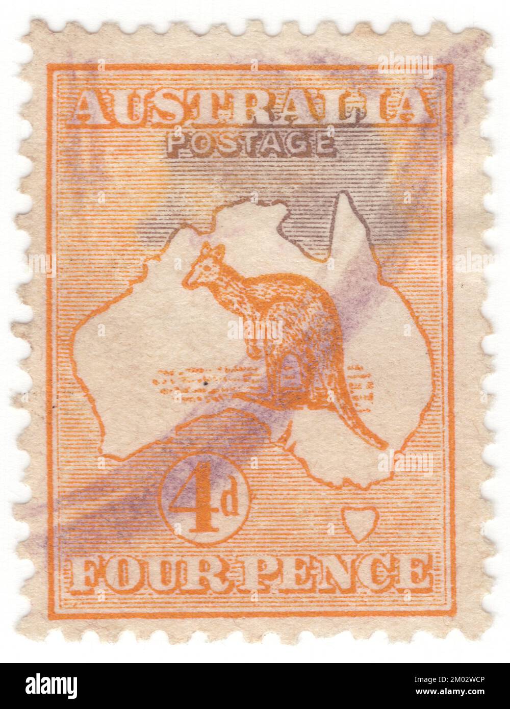 AUSTRALIEN — 1913: Orangefarbener Briefmarken mit 4 Pences, der ein Känguru und eine Karte Australiens darstellt. Australien ist der älteste, flachste und trockenste bewohnte Kontinent mit den am wenigsten fruchtbaren Böden. Es ist ein megaweites Land und seine Größe verleiht ihm eine große Vielfalt an Landschaften und Klimabedingungen, mit Wüsten im Zentrum, tropischen Regenwäldern im Nordosten und Bergketten im Südosten. Das Känguru ist ein bekanntes Symbol Australiens. Erste Ausgabe von australischen Briefmarken. Das Känguru und die ewu sind auf dem australischen Wappen zu sehen Stockfoto