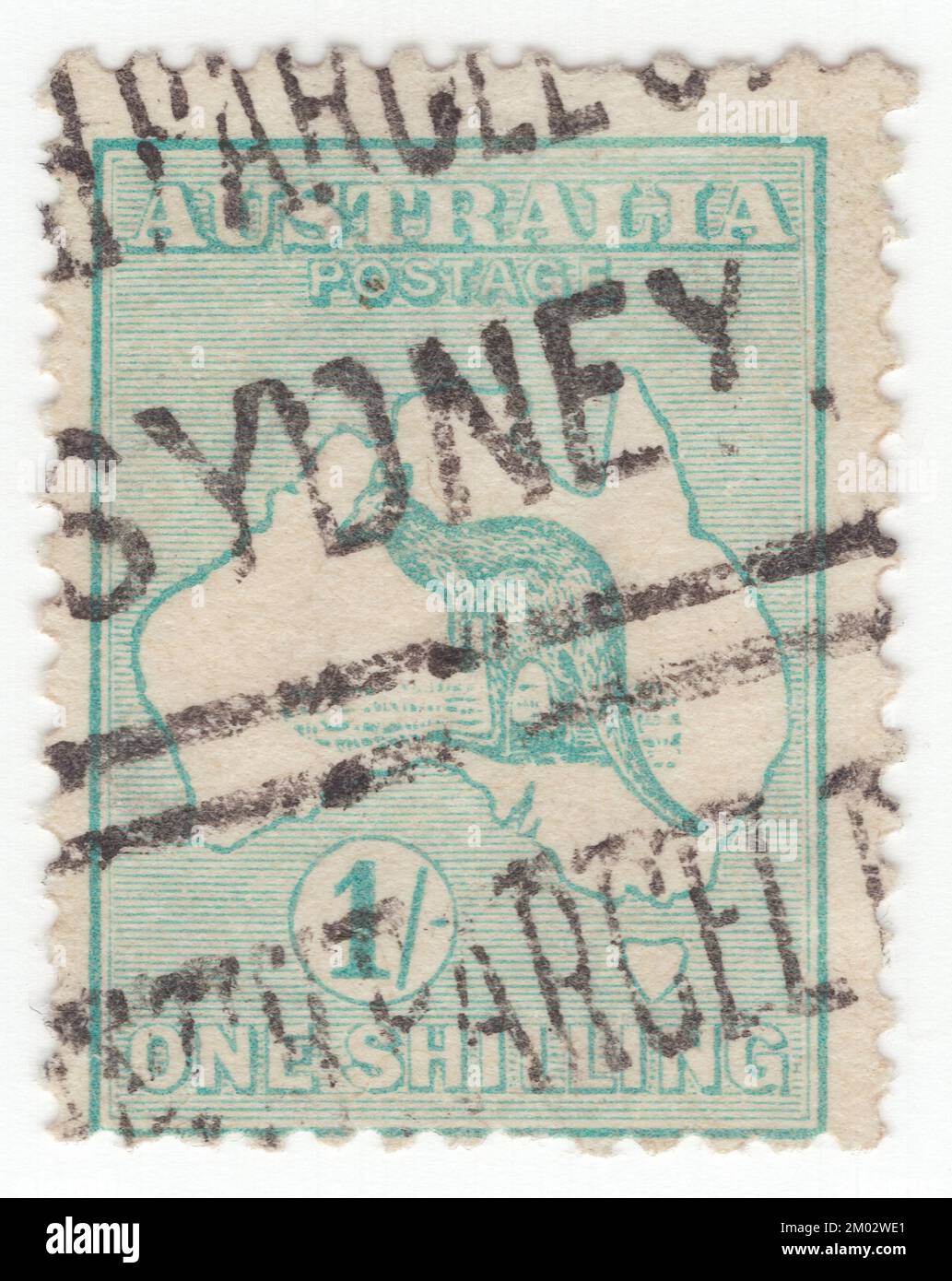 AUSTRALIEN — 1913: Ein blau-grüner Briefmarken mit 1 Schilling, der ein Känguru und eine Karte Australiens darstellt. Australien ist der älteste, flachste und trockenste bewohnte Kontinent mit den am wenigsten fruchtbaren Böden. Es ist ein megaweites Land und seine Größe verleiht ihm eine große Vielfalt an Landschaften und Klimabedingungen, mit Wüsten im Zentrum, tropischen Regenwäldern im Nordosten und Bergketten im Südosten. Das Känguru ist ein bekanntes Symbol Australiens. Erste Ausgabe von australischen Briefmarken. Das Känguru und die ewu sind auf dem australischen Wappen zu sehen Stockfoto