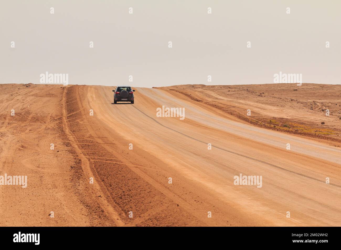 Swakopmund, Namibia - 02. Oktober 2018: Auto auf Schotter, namibische Straße. Namibische Wildnis. Stockfoto