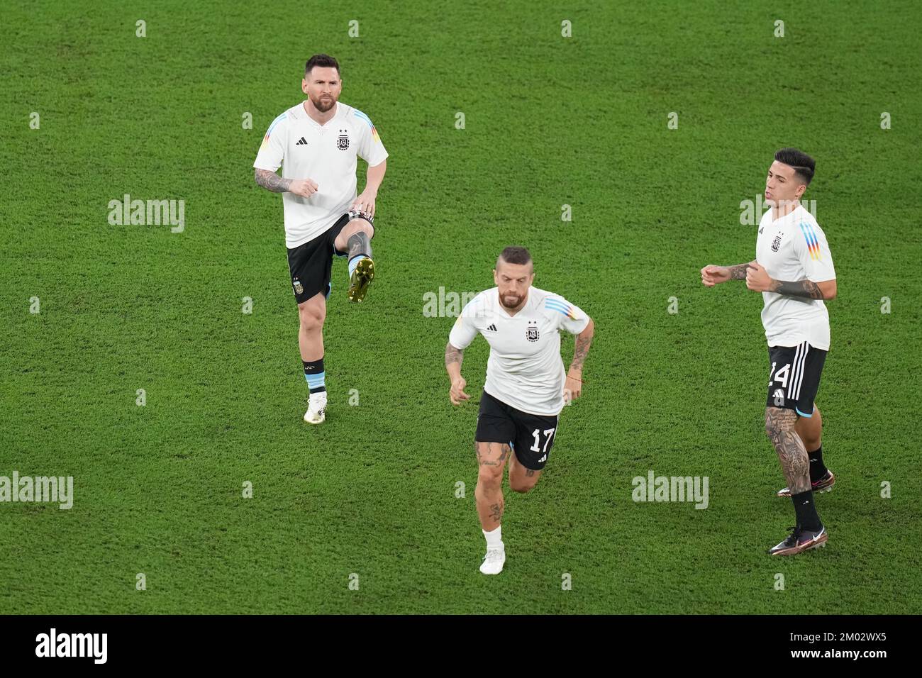 (Links-rechts) Argentiniens Lionel Messi, Alejandro Gomez und Enzo Fernandez wärmen sich vor dem Spiel der FIFA-Weltmeisterschaft 16 im Ahmad bin Ali Stadium in Al Rayyan, Katar, auf. Foto: Samstag, 3. Dezember 2022. Stockfoto