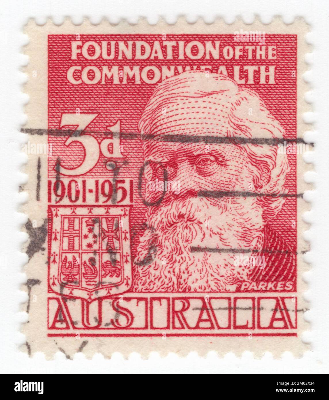 AUSTRALIEN — 1951. Mai 1: Eine Briefmarke mit 3 Pence Karmin, die ein Porträt von Sir Henry Parkes darstellt. Gründung des Commonwealth of Australia, 50. Jahre. Sir Henry Parkes, war ein kolonialer australischer Politiker und der längste nicht aufeinanderfolgende Premier der Kolonie von New South Wales, dem heutigen Bundesstaat New South Wales im Commonwealth von Australien. Er wurde als "Vater der Föderation" bezeichnet, weil er zu Beginn für den Bund der sechs Kolonien Australiens auftrat, als früherer Kritiker des britischen Strafvollzugsverkehrs und als Befürworter der Erweiterung der Eisenbahnen Stockfoto