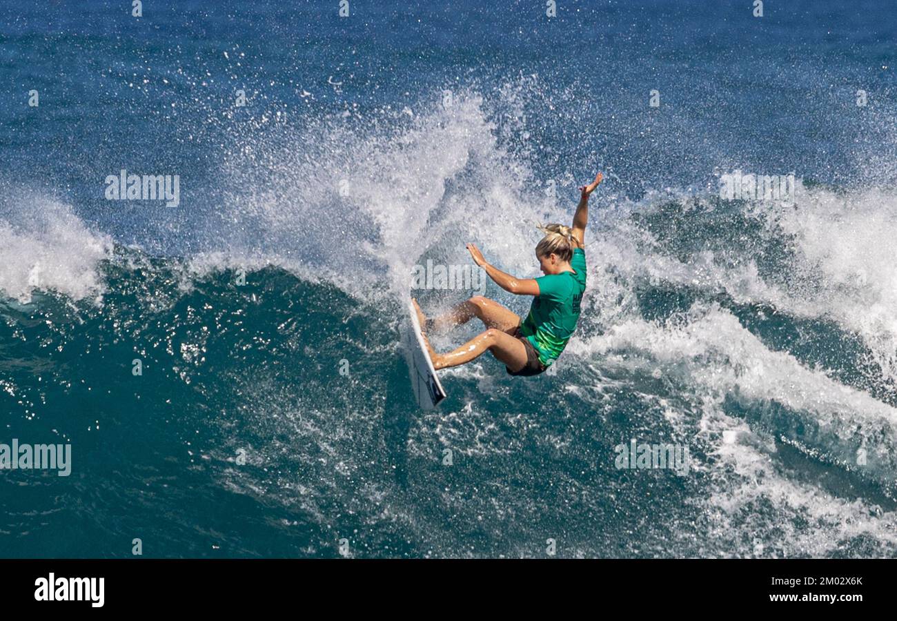 Haleiwa, HI, USA. 2.. Dezember 2022. Die australische Surferin Sophie McCulloch wurde am 2. Dezember 2022 beim Haleiwa Challenger Tournament 2022 in Haleiwa, HI, fotografiert. Kredit: Erik Kabik Photography/Media Punch/Alamy Live News Stockfoto