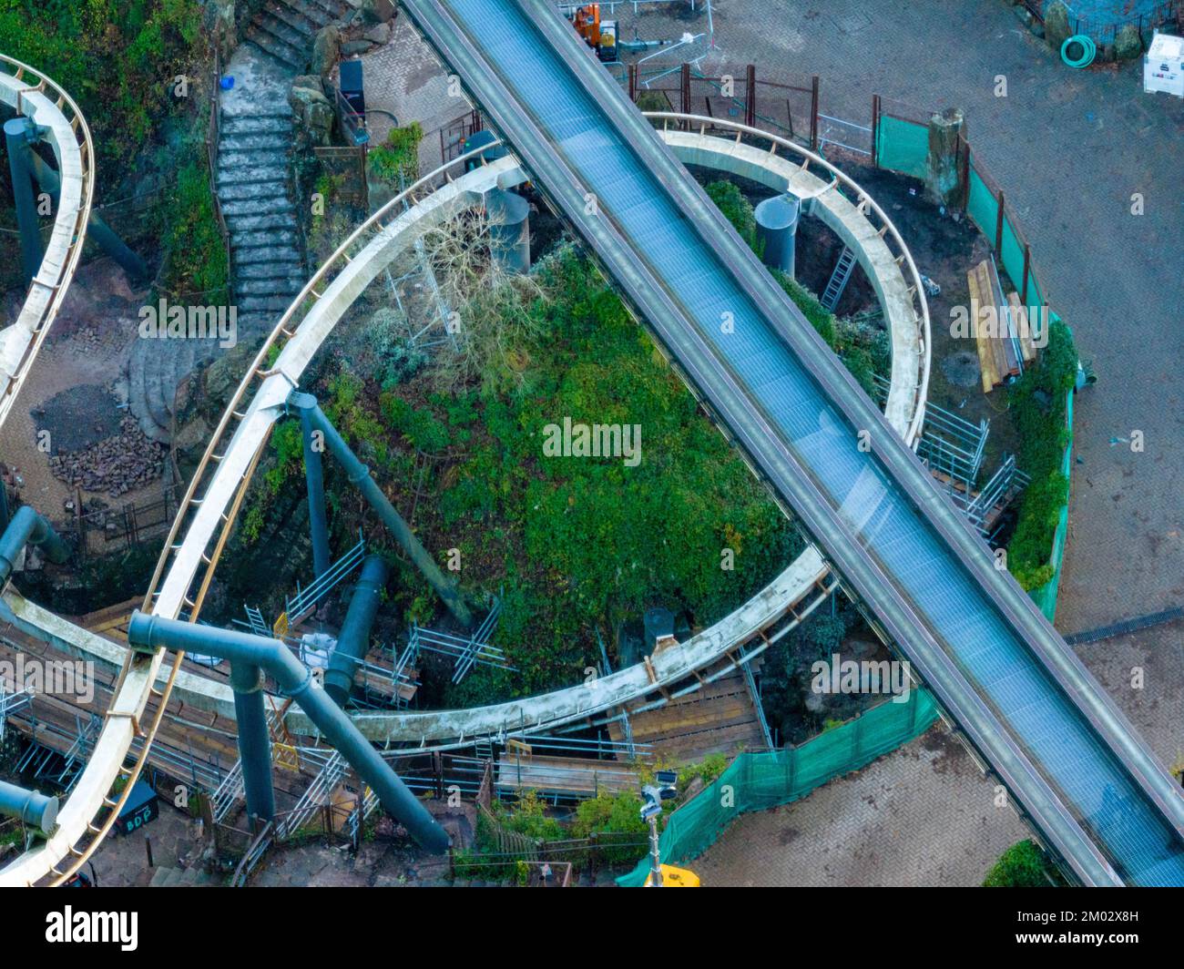 Luftdrohne aus dem Air Filmmaterial von Nemesis Rollercoaster in Alton Towers entfernt 2022 , der letzte Abschnitt der Rennstrecke ist entfernt zu sehen Stockfoto