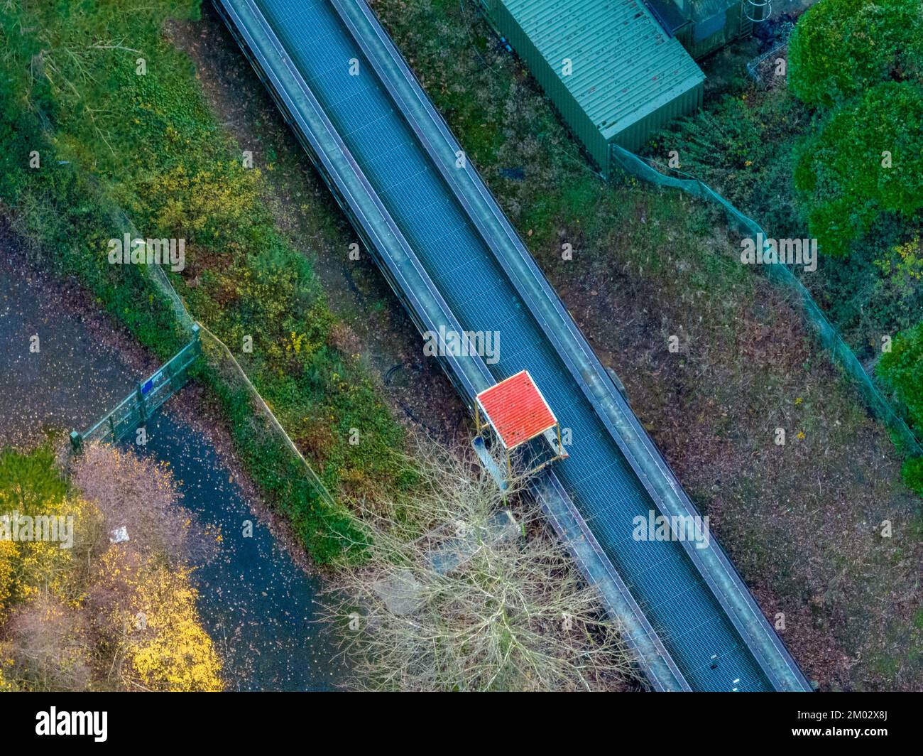 Luftdrohne aus dem Air Filmmaterial von Nemesis Rollercoaster in Alton Towers entfernt 2022 , der letzte Abschnitt der Rennstrecke ist entfernt zu sehen Stockfoto