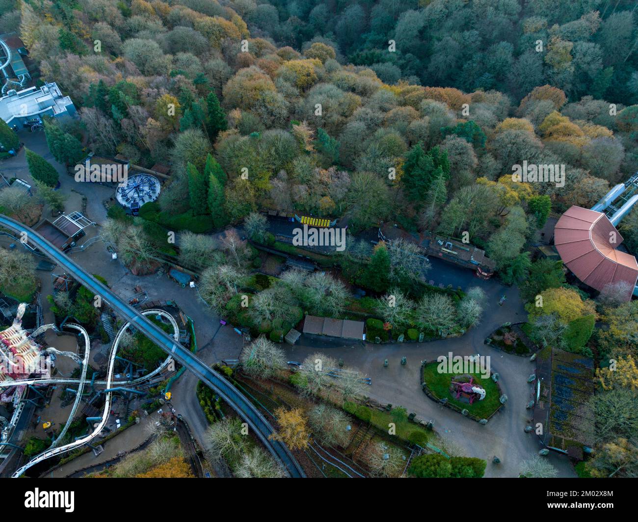 Luftdrohne aus dem Air Filmmaterial von Nemesis Rollercoaster in Alton Towers entfernt 2022 , der letzte Abschnitt der Rennstrecke ist entfernt zu sehen Stockfoto