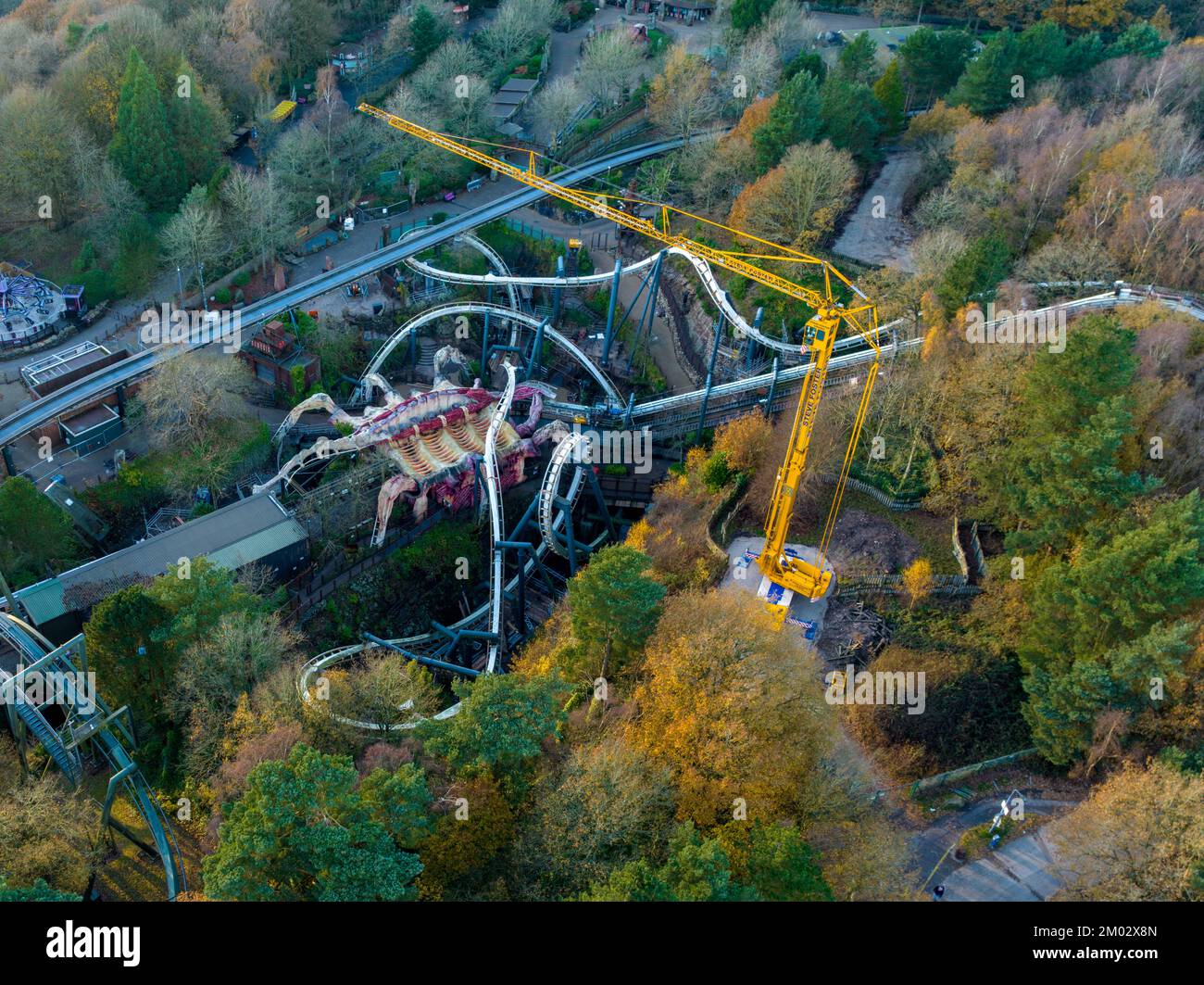 Luftdrohne aus dem Air Filmmaterial von Nemesis Rollercoaster in Alton Towers entfernt 2022 , der letzte Abschnitt der Rennstrecke ist entfernt zu sehen Stockfoto