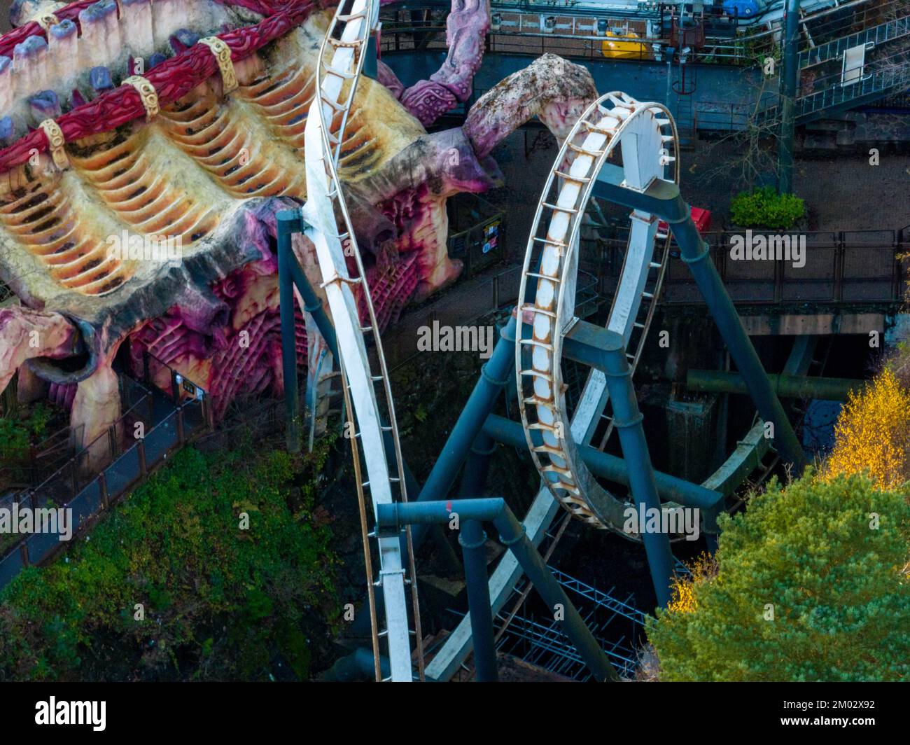 Luftdrohne aus dem Air Filmmaterial von Nemesis Rollercoaster in Alton Towers entfernt 2022 , der letzte Abschnitt der Rennstrecke ist entfernt zu sehen Stockfoto