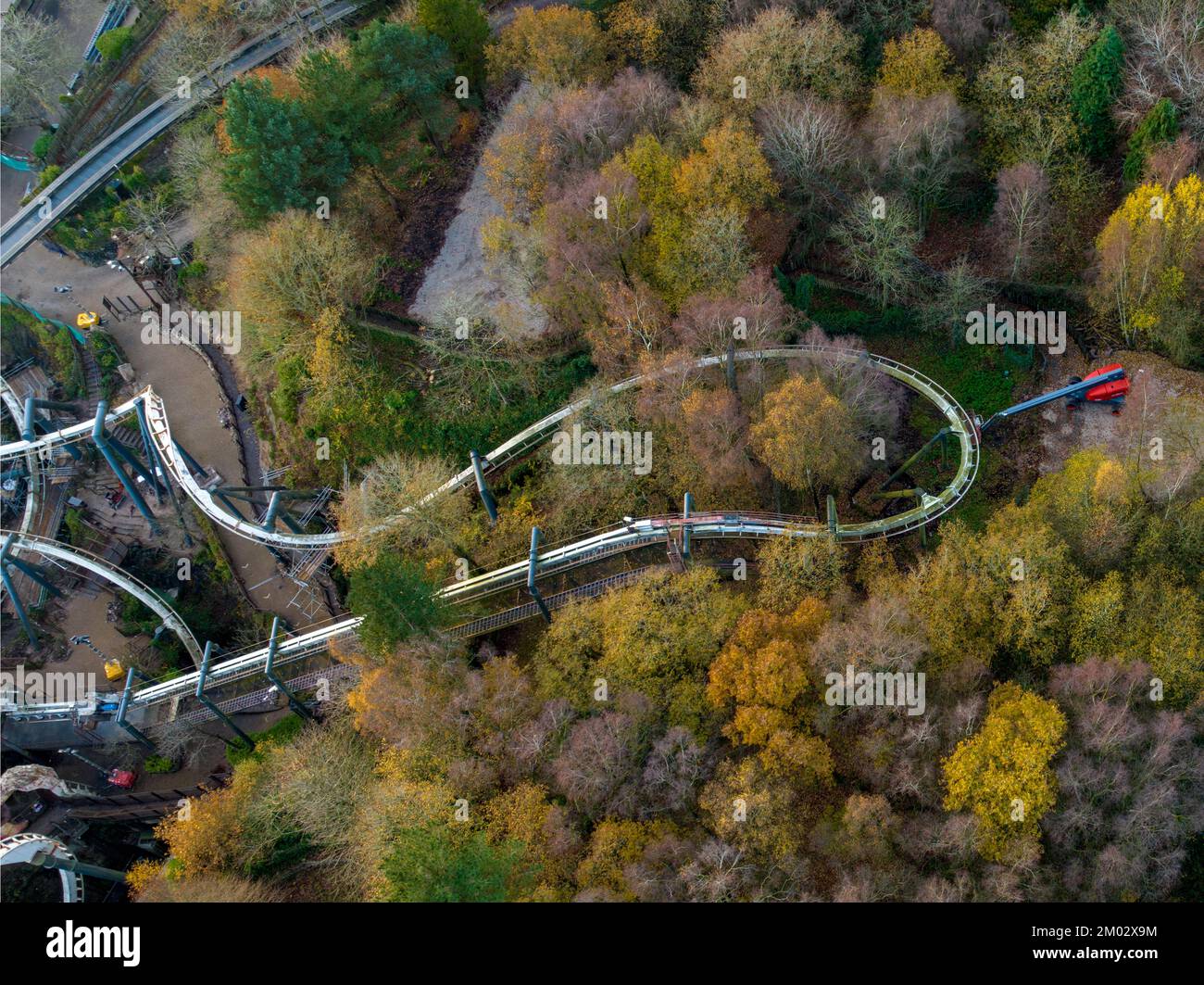 Luftdrohne aus dem Air Filmmaterial von Nemesis Rollercoaster in Alton Towers entfernt 2022 , der letzte Abschnitt der Rennstrecke ist entfernt zu sehen Stockfoto