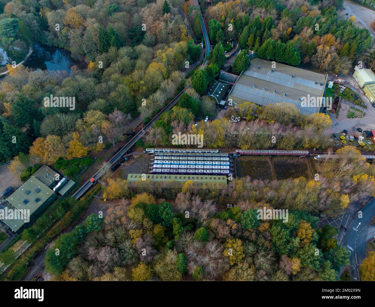 Luftdrohne aus dem Air Filmmaterial von Nemesis Rollercoaster in Alton Towers entfernt 2022 , der letzte Abschnitt der Rennstrecke ist entfernt zu sehen Stockfoto