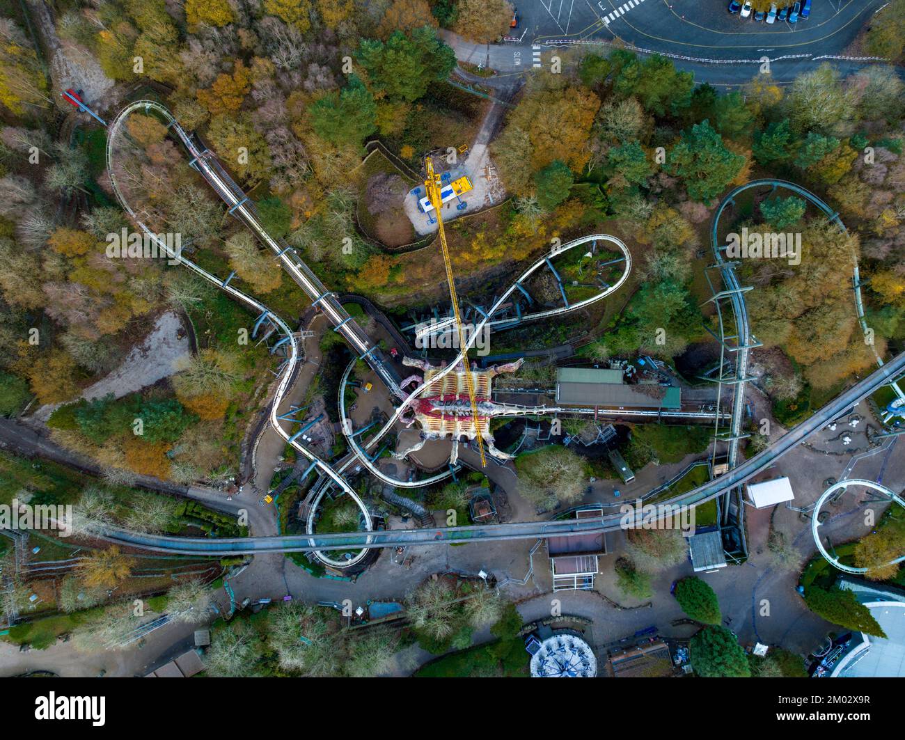 Luftdrohne aus dem Air Filmmaterial von Nemesis Rollercoaster in Alton Towers entfernt 2022 , der letzte Abschnitt der Rennstrecke ist entfernt zu sehen Stockfoto