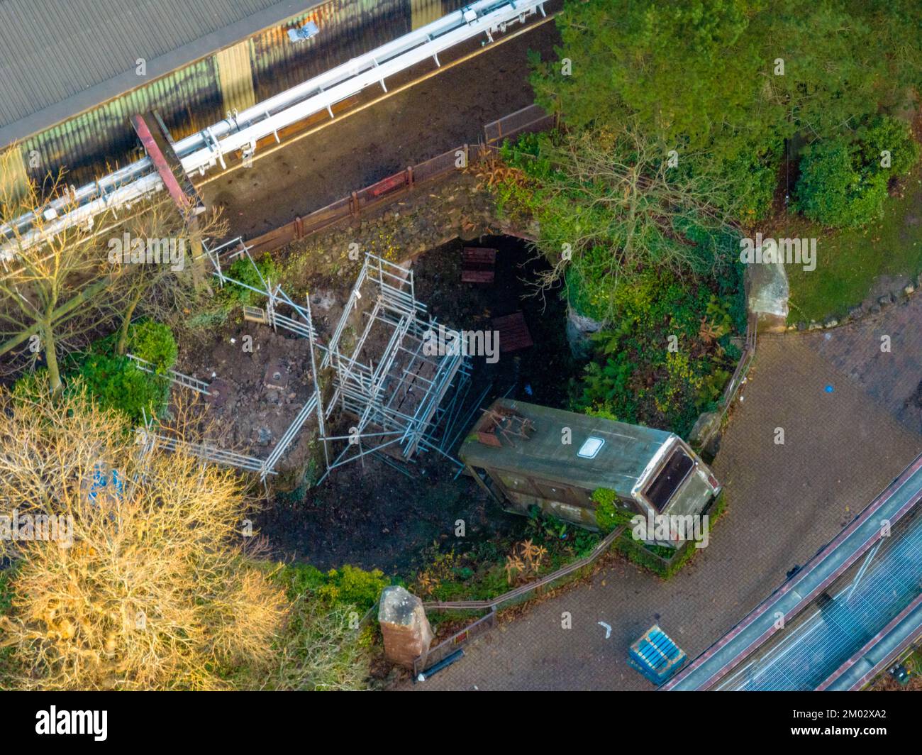 Luftdrohne aus dem Air Filmmaterial von Nemesis Rollercoaster in Alton Towers entfernt 2022 , der letzte Abschnitt der Rennstrecke ist entfernt zu sehen Stockfoto