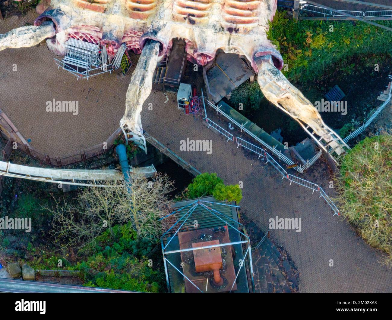 Luftdrohne aus dem Air Filmmaterial von Nemesis Rollercoaster in Alton Towers entfernt 2022 , der letzte Abschnitt der Rennstrecke ist entfernt zu sehen Stockfoto
