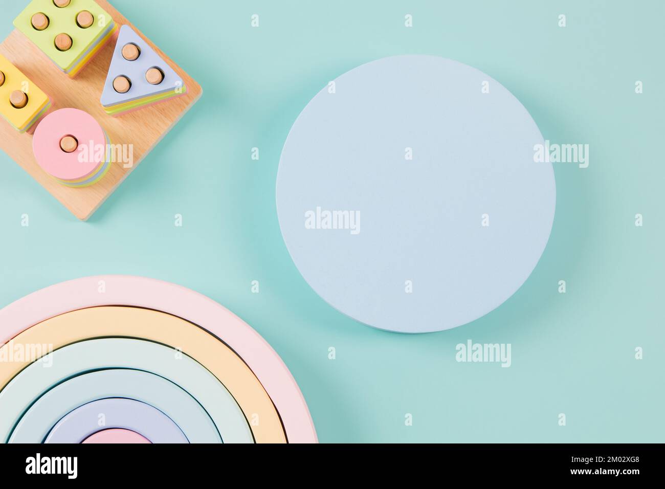 Leerer runder Podiumständer und natürliches ökologisches, abfallfreies Lernspielzeug aus Holz auf hellblauem Hintergrund. Montessori, Eco Stockfoto