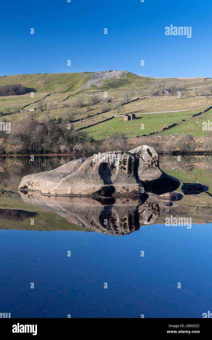 Reflexionen über Semerwater im Spätherbst, Yorkshire Dales National Park, Großbritannien. Stockfoto