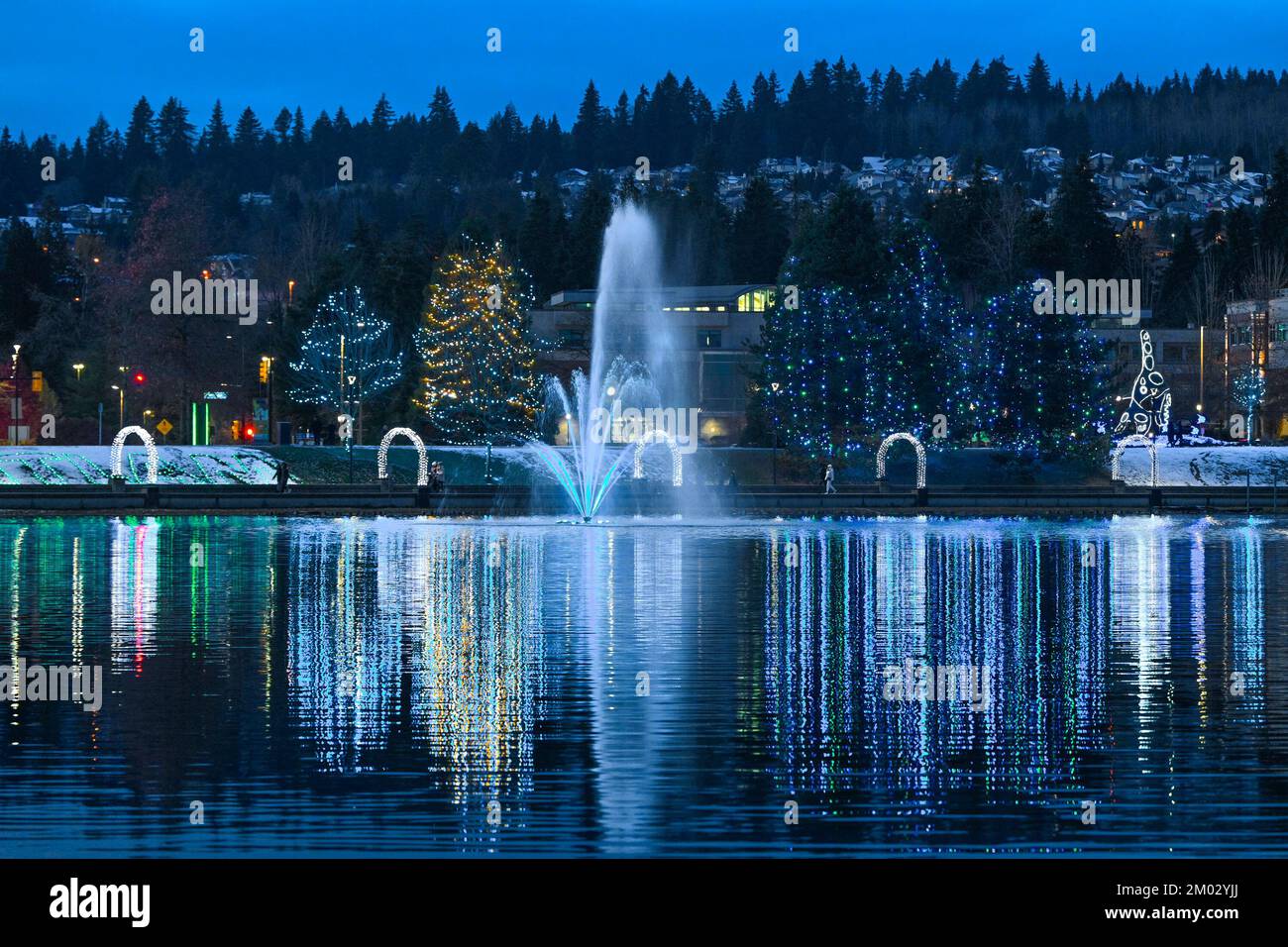 Springbrunnen- und Weihnachtsbeleuchtung, Lafarge Lake, Town Centre Park, Coquitlam, British Columbia, Kanada. Stockfoto